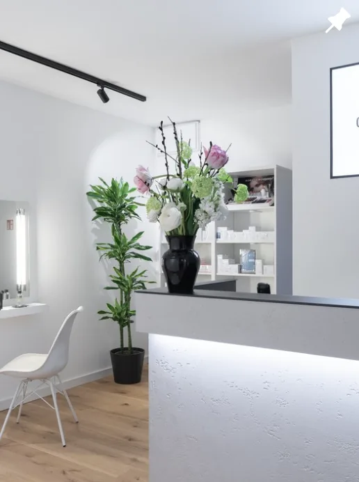 Empfang mit Blumenstrauß, Spiegel und Produktregal