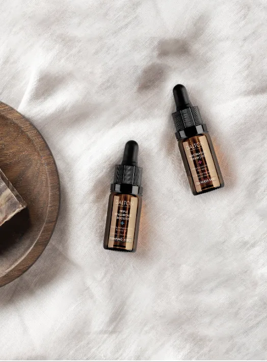 Zwei Dalton Marine Cosmetics Serum-Fläschchen auf Leinen