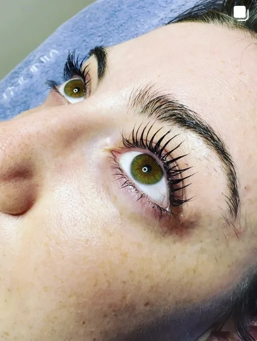 Nahaufnahme eines Auges mit Lash Lifting im Studio