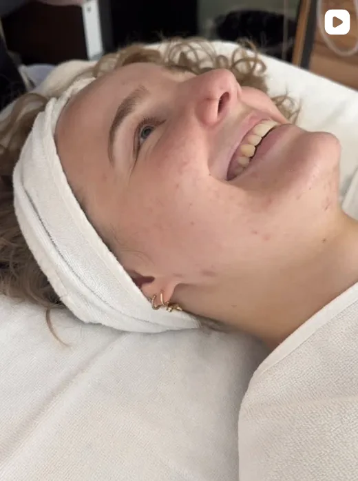 Lachende Kundin auf der Behandlungsliege
